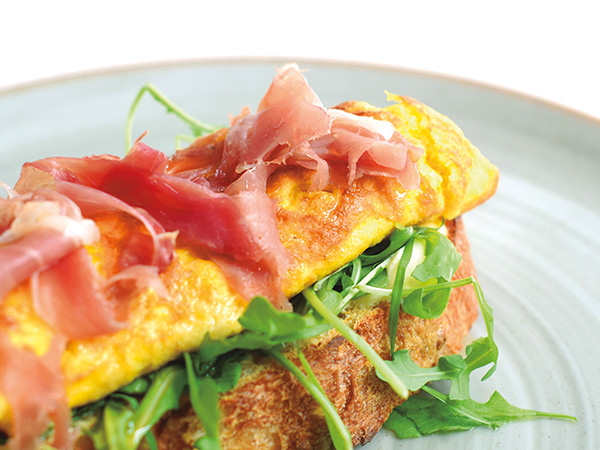 Tostada de tortilla y jamón serrano